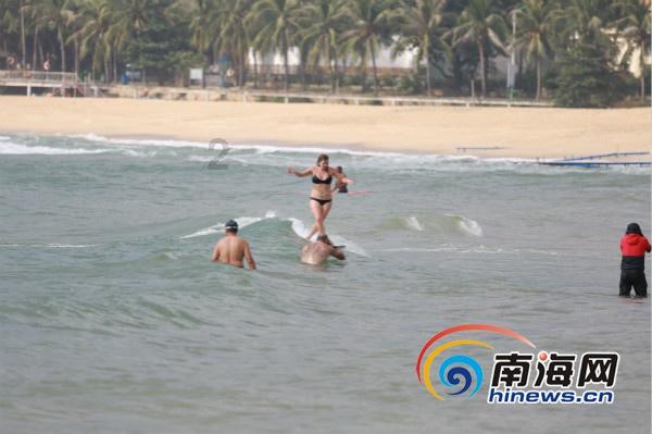 雨天车辆抛锚 李沧交警发现及时救助